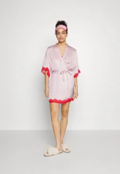 Anna Field 4 Piece Gift Set - Pyjama - Red/Pink 2 Anna Field 4 Piece Gift Set - Pyjama - Red/Pink -Anna Field 097fe8a7b06145aa96d63a3ca814d5c8 scaled