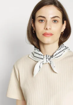 Top Skirt Set - Jupe Crayon - 003 - Off-White -Anna Field 17d77307363e48c6bd680b42cdfb7bf7 scaled