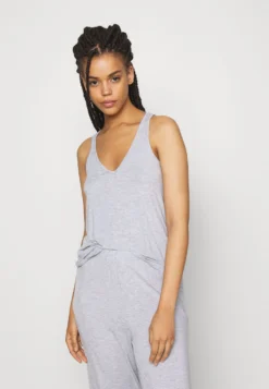 Anna Field 3 Piece Jersey - Pyjama - Mottled Light Grey 4 Anna Field 3 Piece Jersey - Pyjama - Mottled Light Grey -Anna Field 1bfe05642f7147408758df1378df58bf scaled