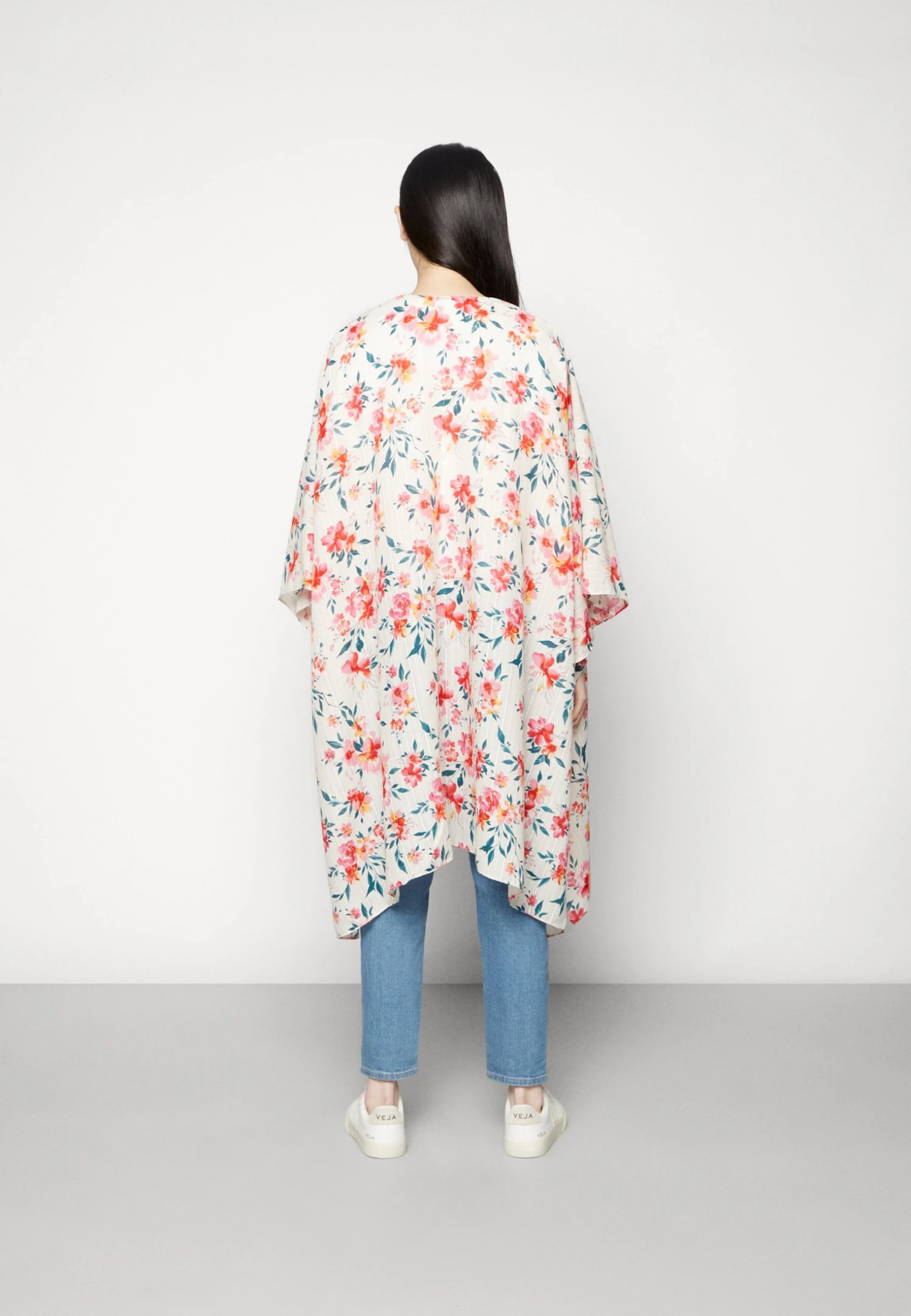 Cape - Red Anna Field Cape - Red -Anna Field 2b2469eaa33d4542bc2030705707f1d3 scaled