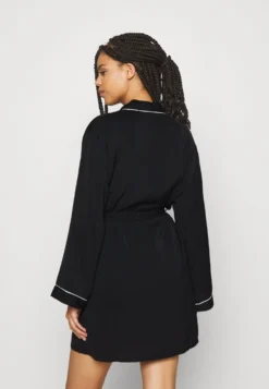 Anna Field Amanda Satin Dressing Gown - Peignoir - Black 2 Anna Field Amanda Satin Dressing Gown - Peignoir - Black -Anna Field 2ed7ad8212184e4ca1dc1b97ba75f567 scaled