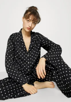Anna Field Pyjama - Black/Off-White -Anna Field 3de179e7501f4ce2bb86e225d46c386f scaled