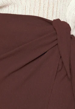 Curvy Textured Sarong Midi Skirt - Jupe Portefeuille - Brown -Anna Field 4caf1dfae87d40bf9082299a25a91686 scaled