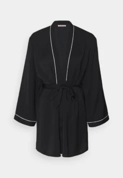 Anna Field Amanda Satin Dressing Gown - Peignoir - Black 4 Anna Field Amanda Satin Dressing Gown - Peignoir - Black -Anna Field 8d83c445099f4342aabc07d1ce2caede scaled