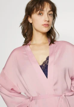 Anna Field Bridal Dressing Gown - Peignoir - Pink 3 Anna Field Bridal Dressing Gown - Peignoir - Pink -Anna Field 8f3138e1a3b94f6a8696aec296993ee6 scaled