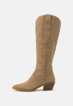 Anna Field -Anna Field 932610354e124ff7bb34b450382ac47d scaled