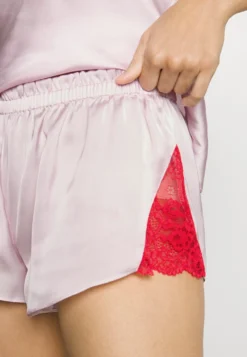 Anna Field 4 Piece Gift Set - Pyjama - Red/Pink 5 Anna Field 4 Piece Gift Set - Pyjama - Red/Pink -Anna Field 9ef5c965f2d04edb89748dee04c479e8 scaled