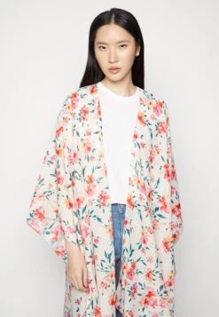 Anna Field Cape - Red 3 Anna Field Cape - Red -Anna Field a1eb334950a04c52b6ad27e0dfe8e128 scaled