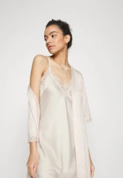 Anna Field Bridal Nightie / 003 - Off-White - Chemise De Nuit / Nuisette - 003 - Off-White -Anna Field b0d5595a3a9e44e28968fba66029159e scaled
