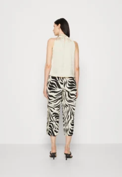 Anna Field Débardeur - Off-White 2 Anna Field Débardeur - Off-White -Anna Field d9c5d38d7f3d4273906a516a7842f4a3 scaled