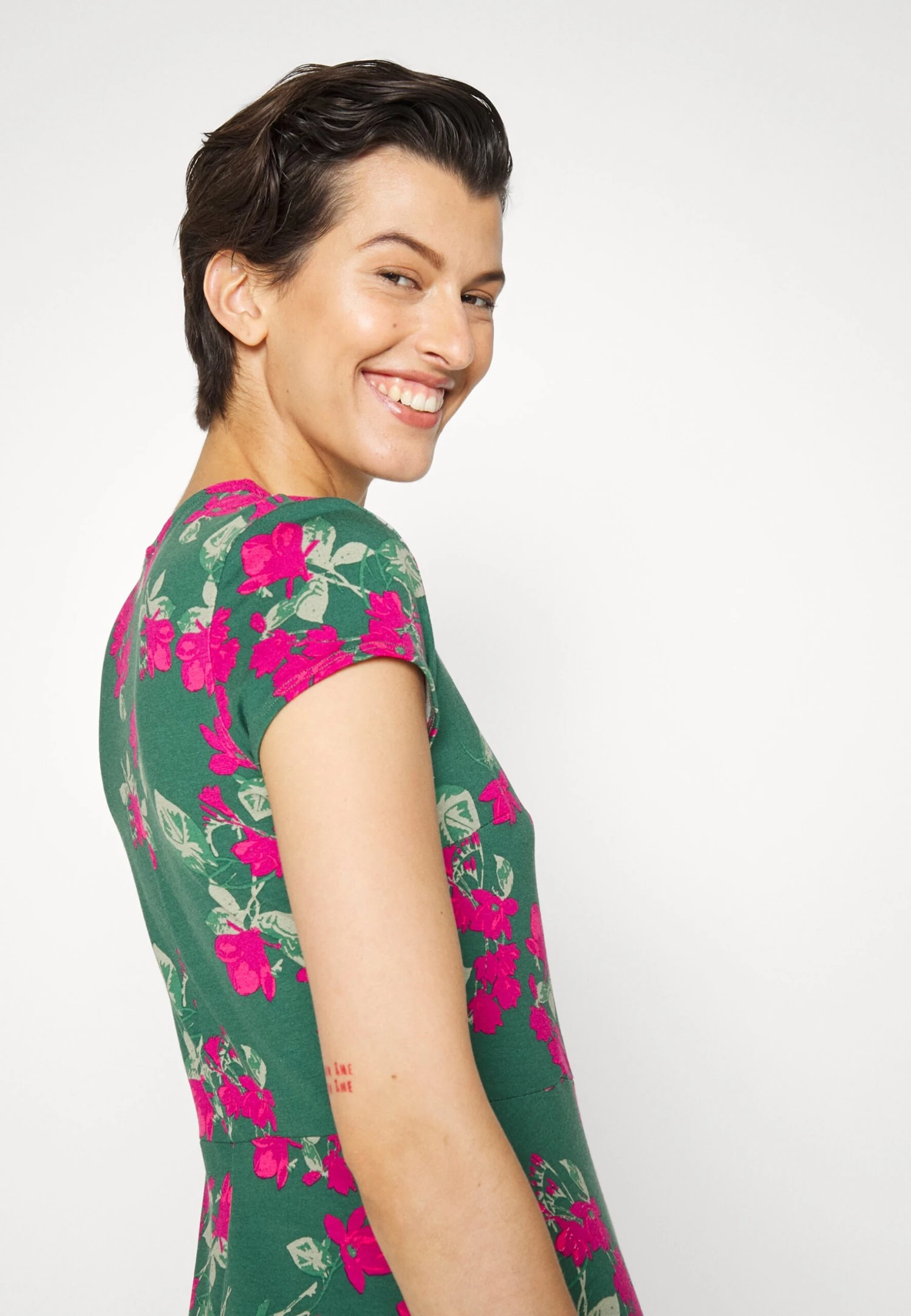 Robe En Jersey - Dark Green/Pink Robe En Jersey - Dark Green/Pink -Anna Field db567a0018bc4d83883348a88f61e993 scaled