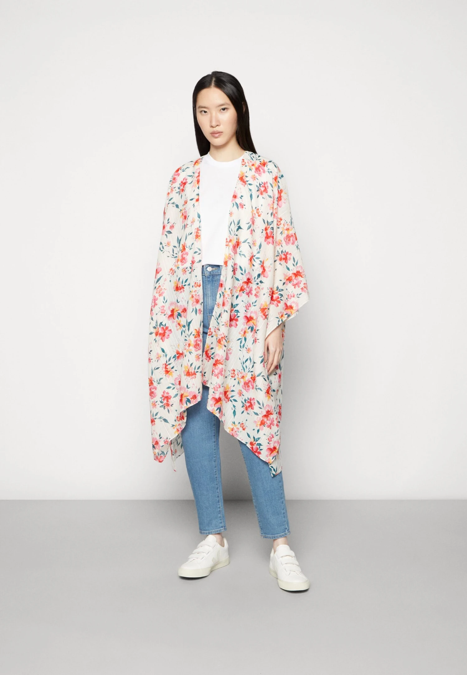 Cape - Red Anna Field Cape - Red -Anna Field ef2bd2c5e5044e808985263f45d3eab7 scaled